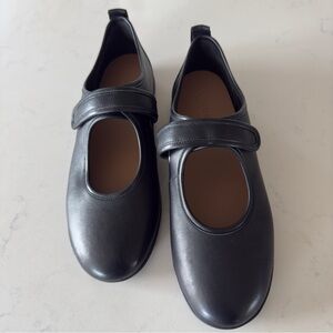 Vince Silvy black leather ballet flat New Size: 6